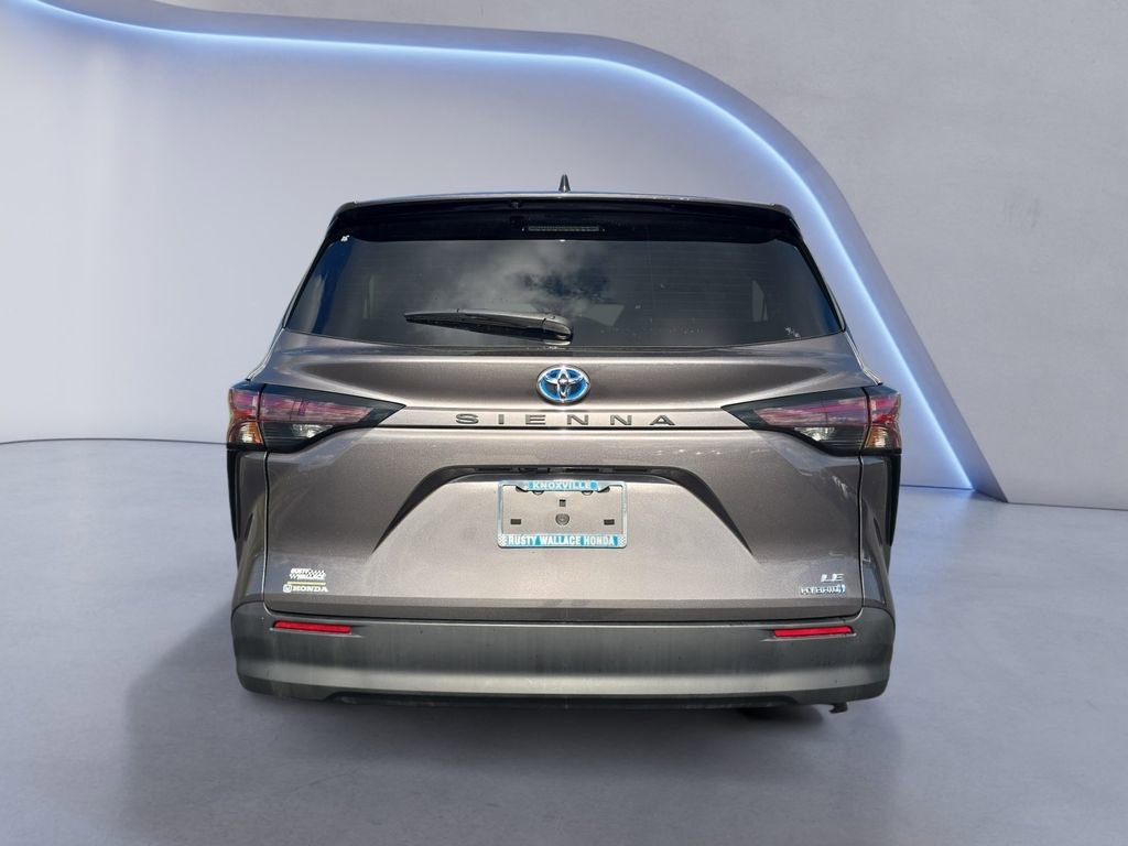 Used 2024 Toyota Sienna LE image 4