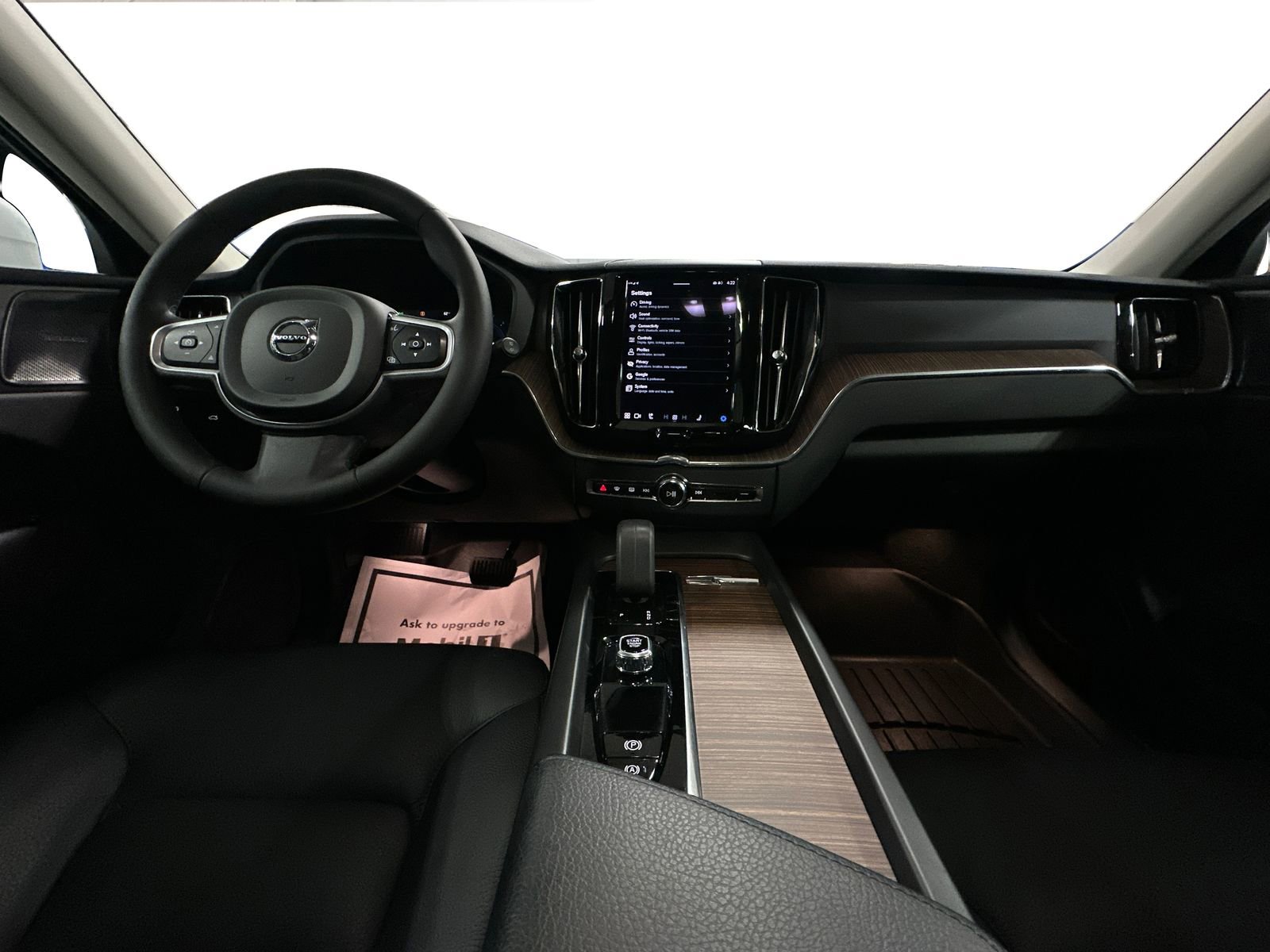 Used 2022 Volvo XC60 B5 Momentum w/ Climate Package image 14