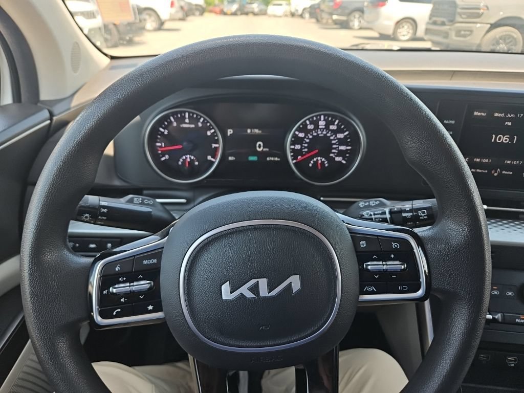 Used 2024 Kia Carnival LX FWD image 18