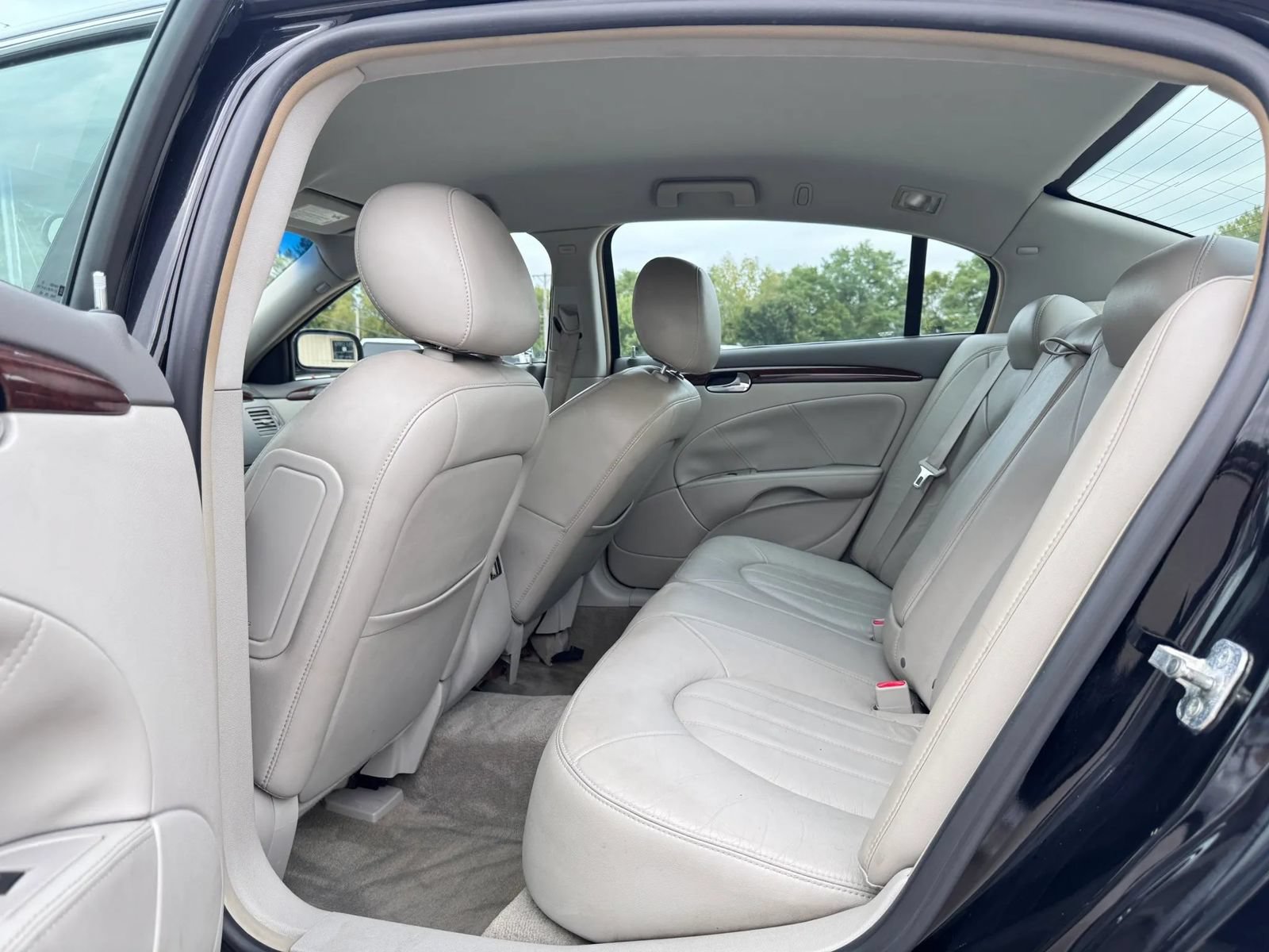 Used 2011 Buick Lucerne CXL FWD image 18