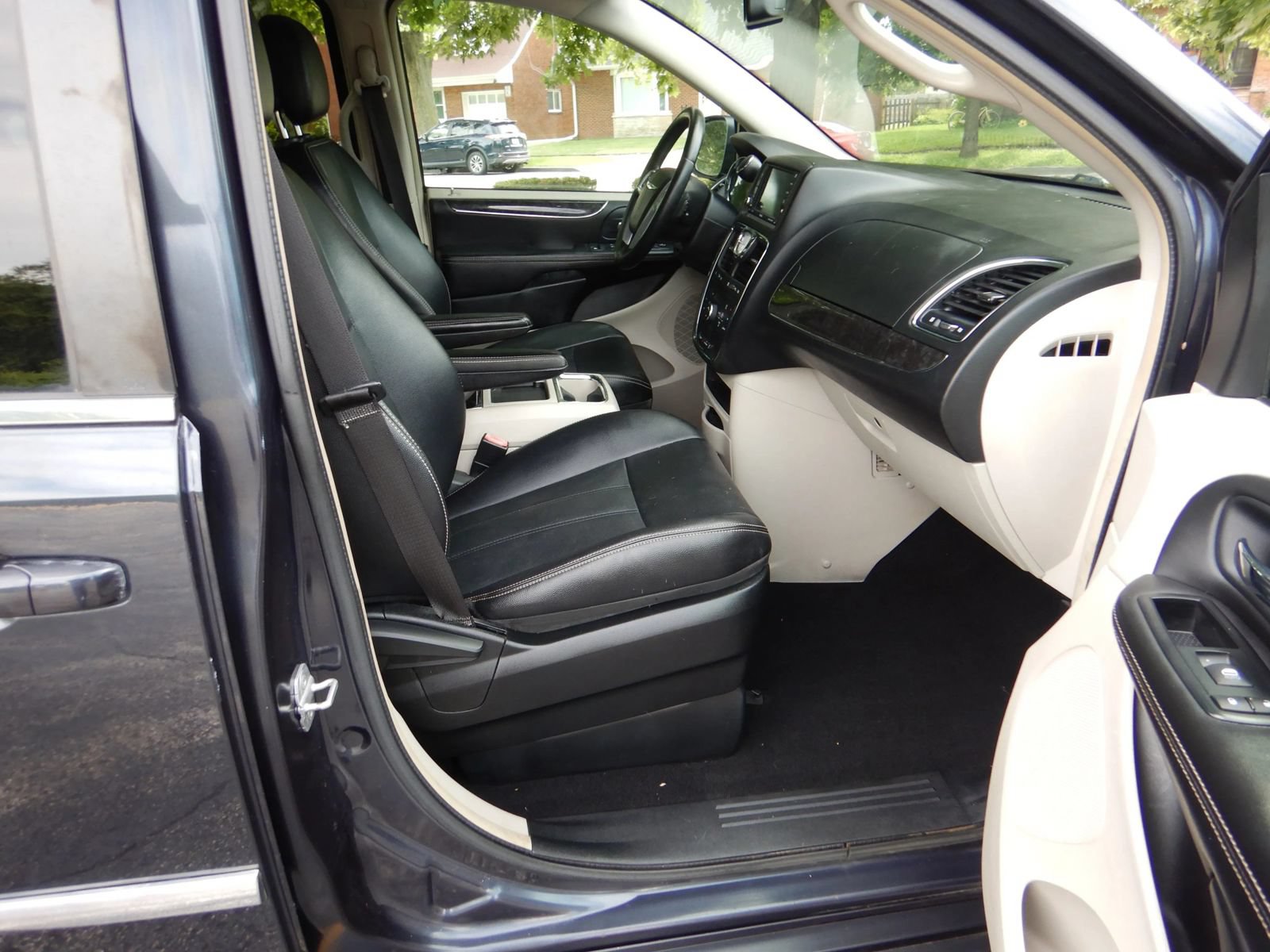 Used 2014 Chrysler Town & Country Touring FWD image 18