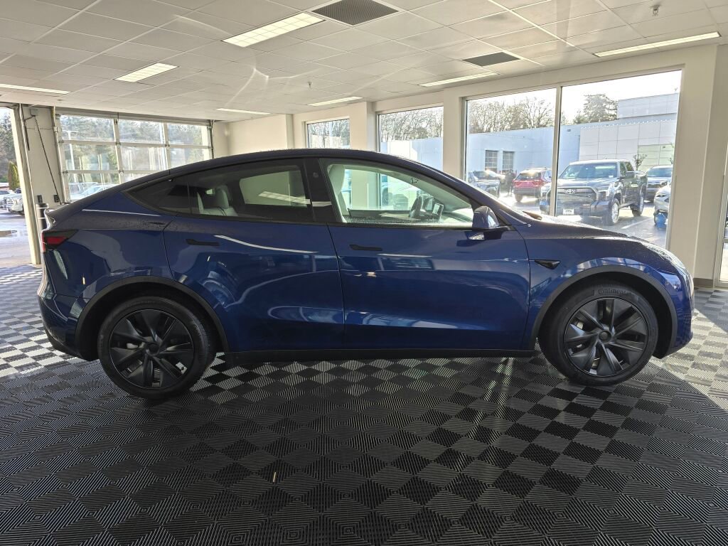 Used 2025 Tesla Model Y Long Range image 3