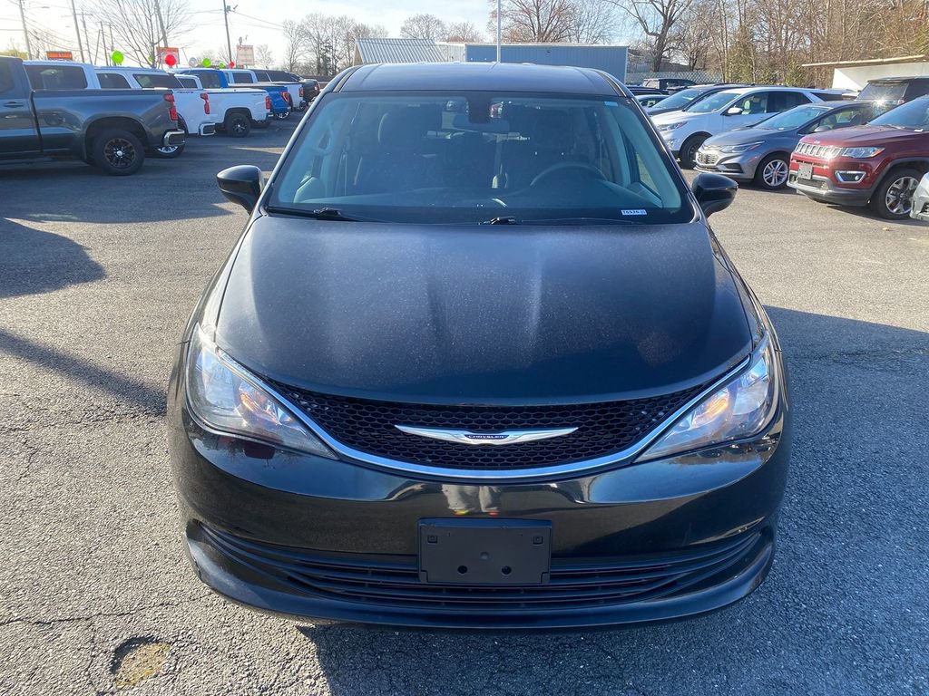 Used 2020 Chrysler Voyager LX image 3