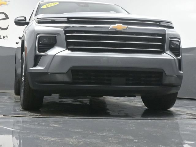 Used 2025 Chevrolet Traverse LT image 3