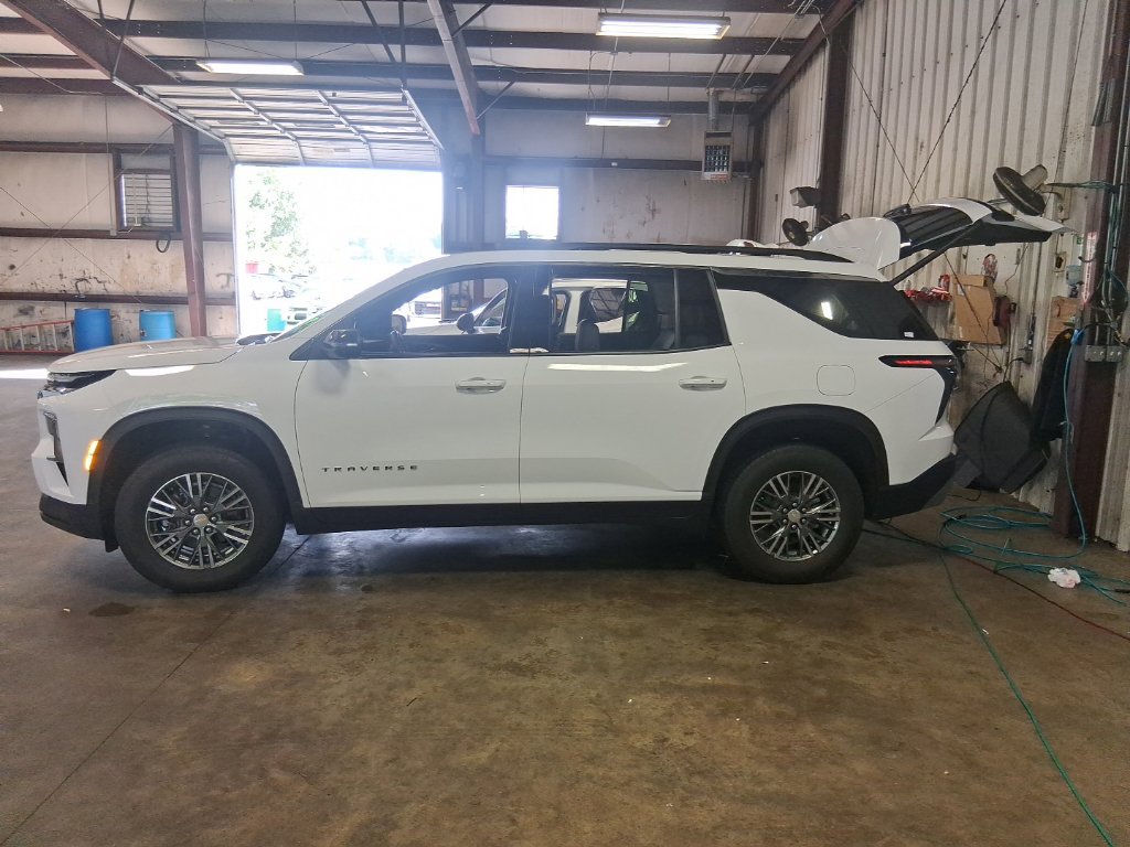 Used 2024 Chevrolet Traverse LT FWD image 2