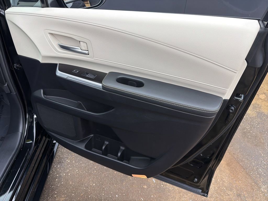 Used 2025 Toyota Sienna Platinum image 35