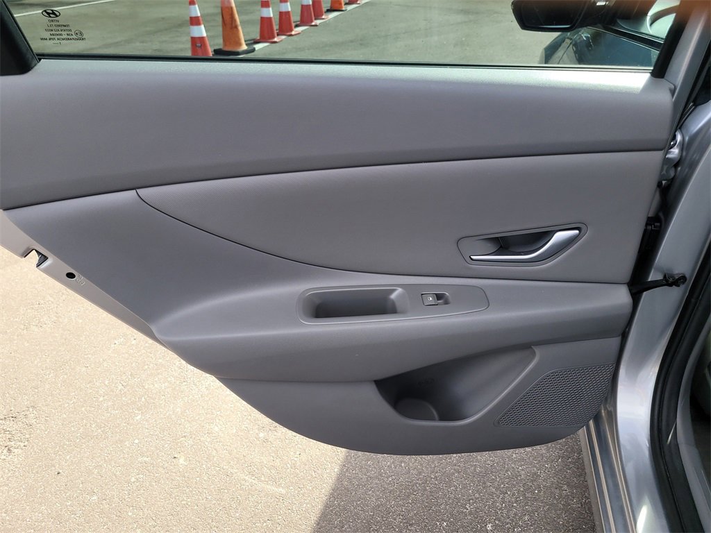 Used 2022 Hyundai Elantra SEL w/ Convenience + Premium Package image 8