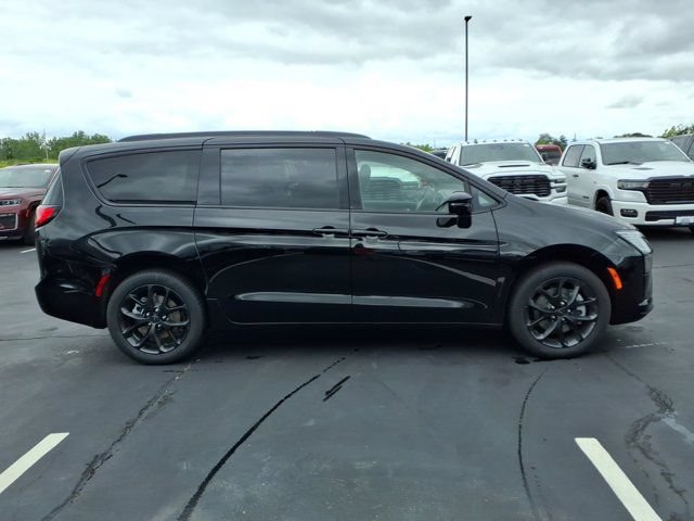 New 2027 Chrysler Pacifica Limited AWD/4WD image 18