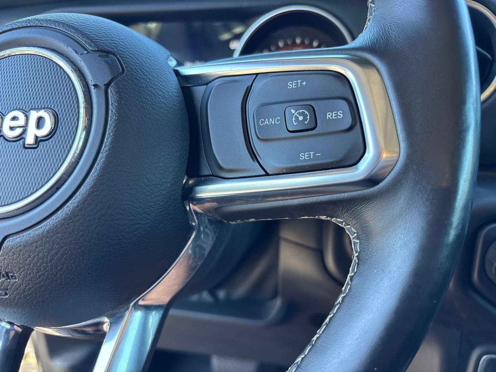 Used 2020 Jeep Gladiator Overland AWD/4WD image 16