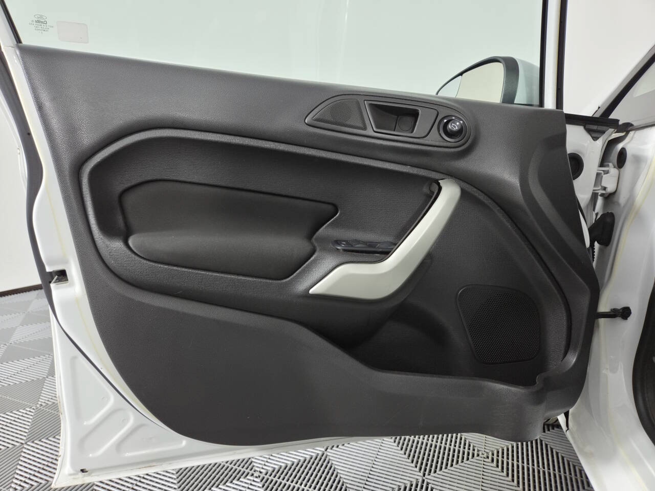 Used 2012 Ford Fiesta SE w/ Super Fuel Economy Pkg FWD image 13