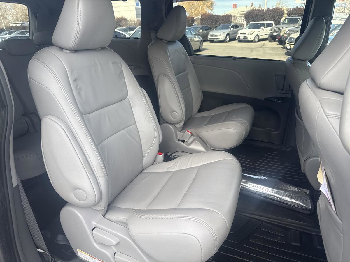 Used 2015 Toyota Sienna XLE image 19