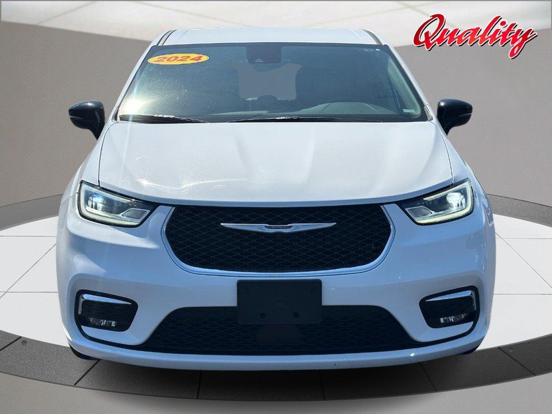 Used 2024 Chrysler Pacifica Touring-L FWD image 10
