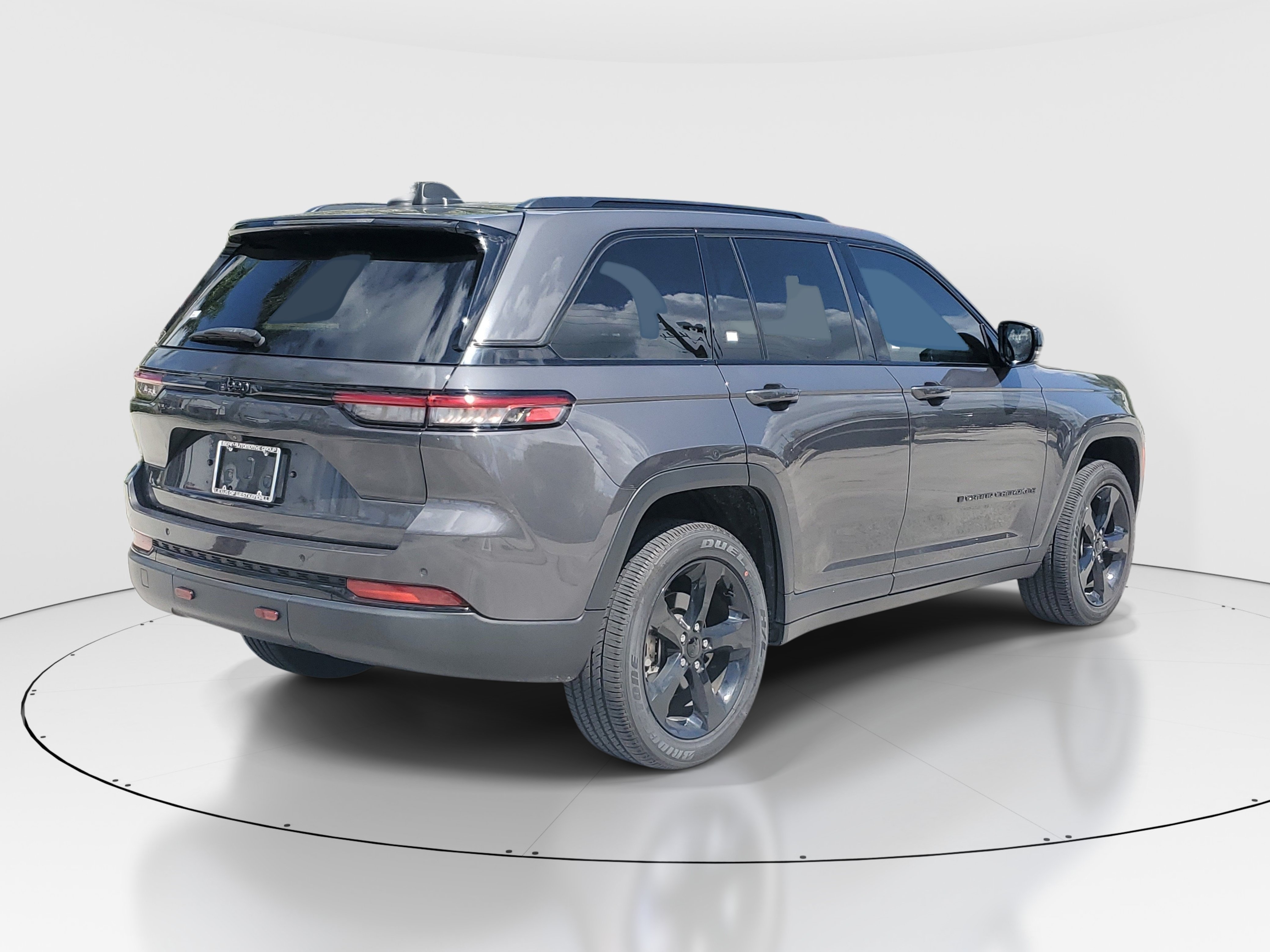 Used 2024 Jeep Grand Cherokee Altitude RWD image 7