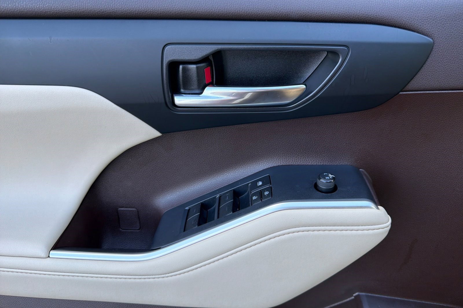 Used 2022 Toyota Highlander XLE image 12