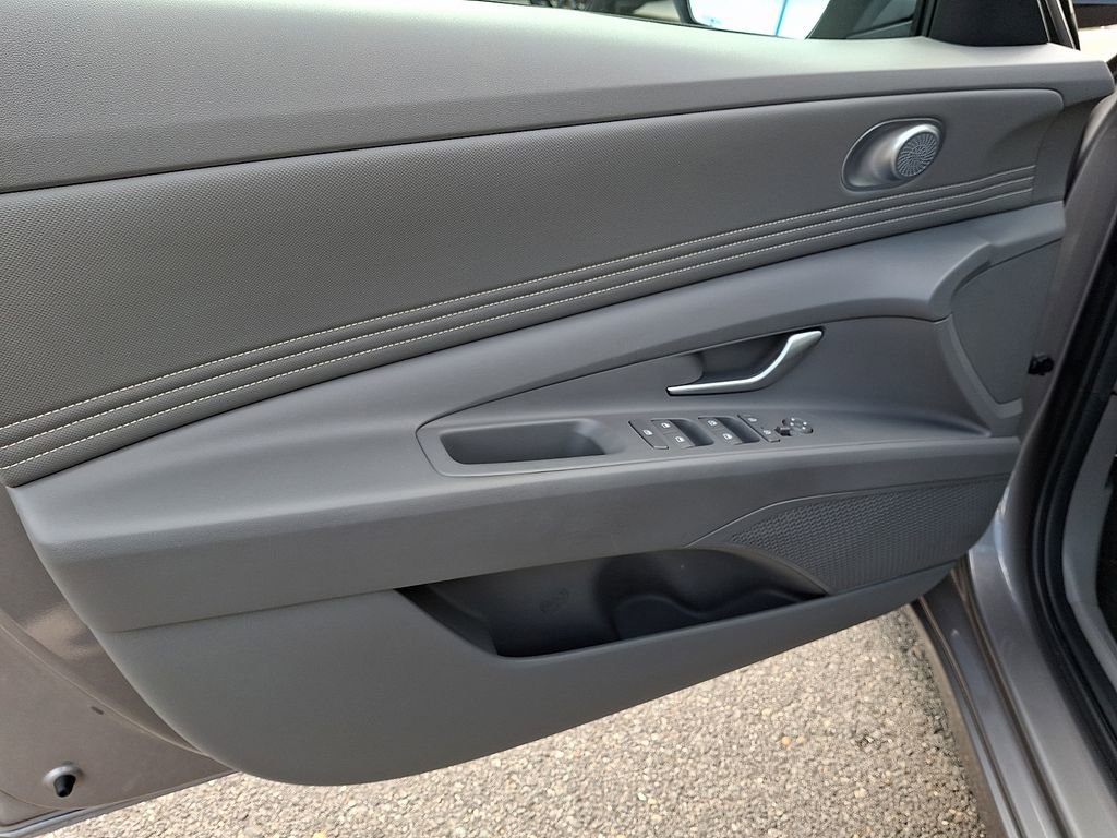 Used 2023 Hyundai Elantra SEL w/ Convenience Package FWD image 12