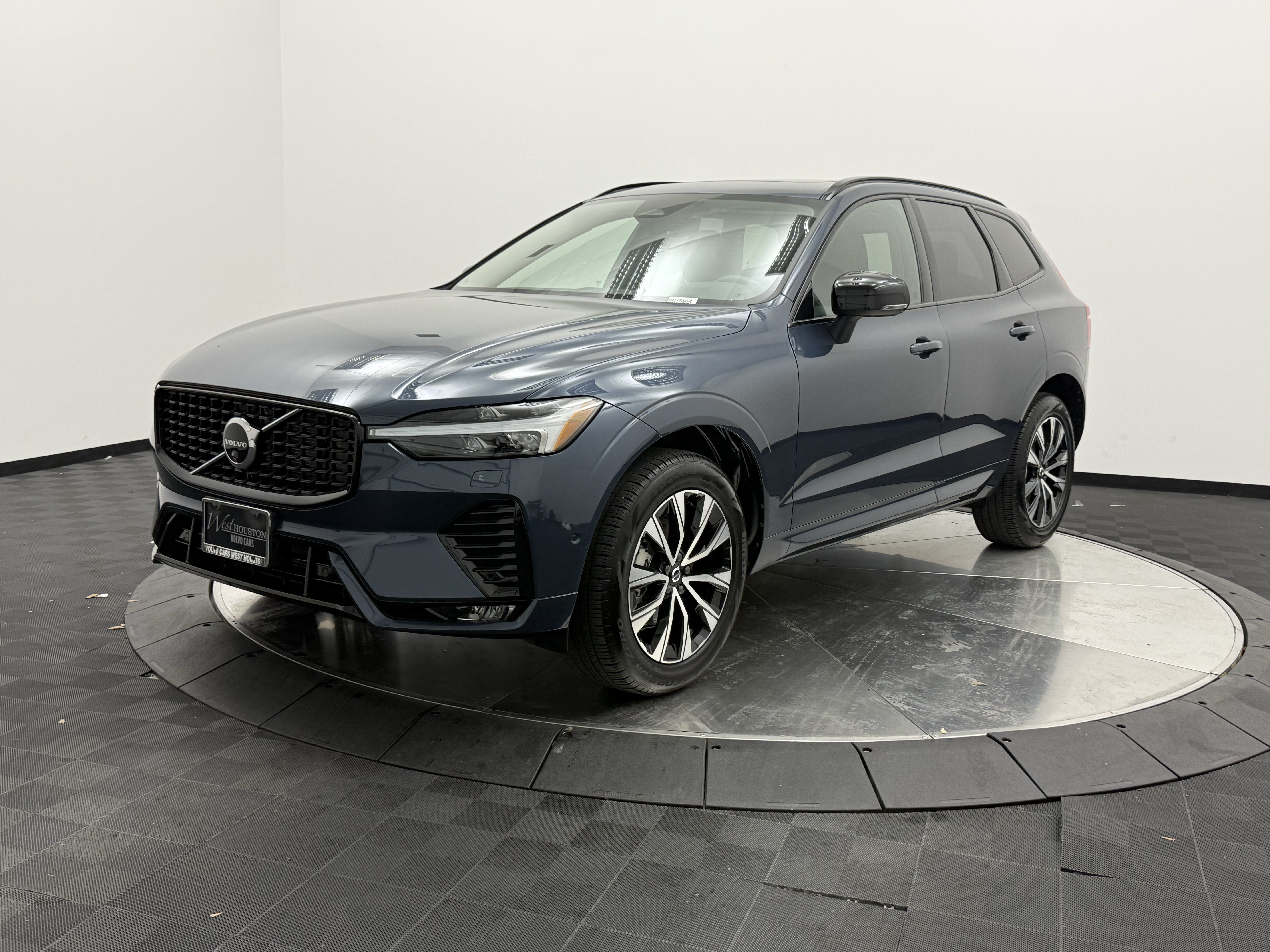 Certified 2025 Volvo XC60 B5 Plus AWD/4WD image 4