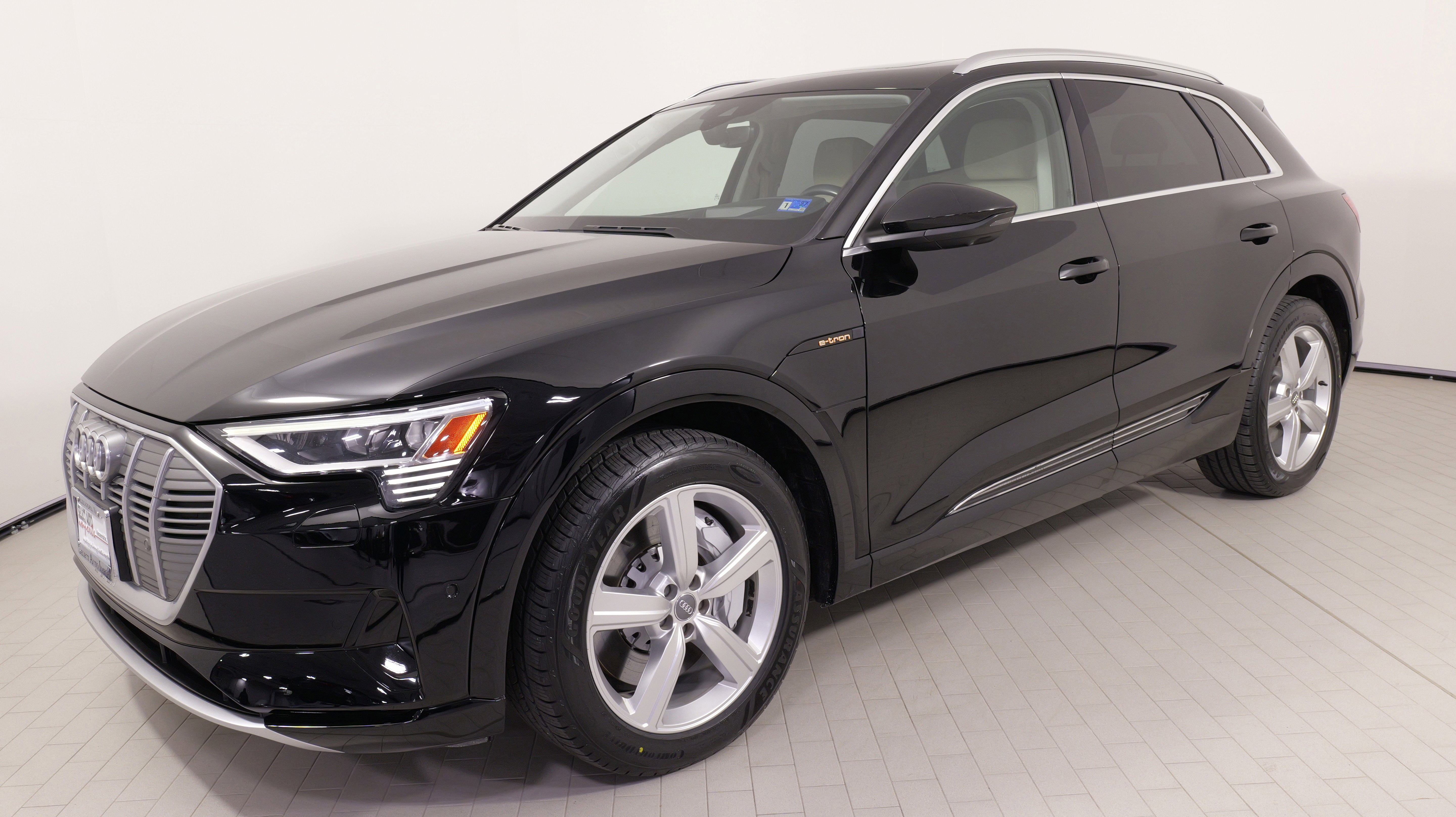 Used 2019 Audi e-tron Prestige w/ Prestige Package image 4