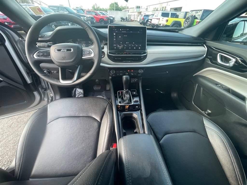 Used 2025 Jeep Compass Limited AWD/4WD image 3