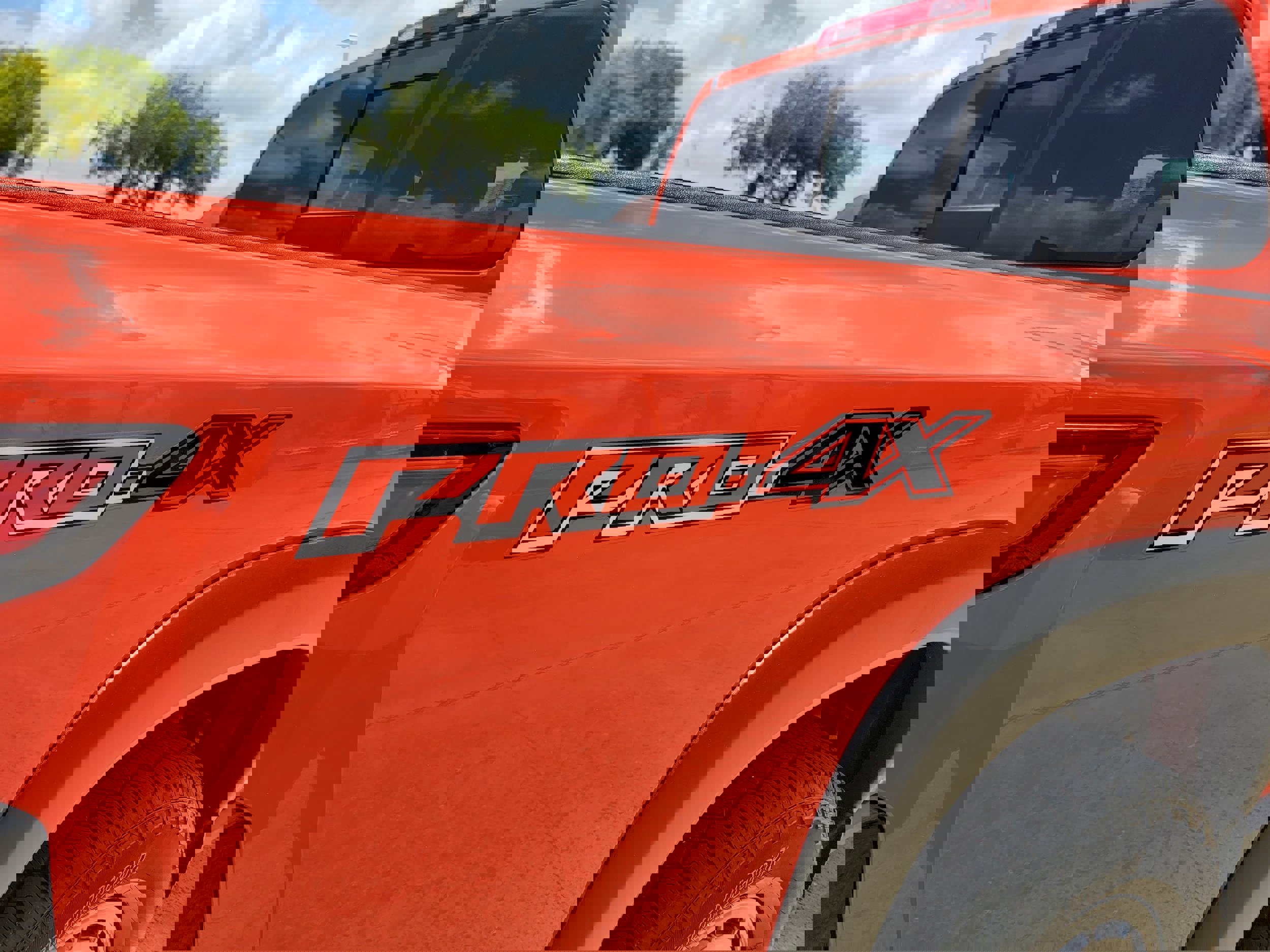 Used 2025 Nissan Frontier PRO-4X w/ Pro Convenience Package image 8