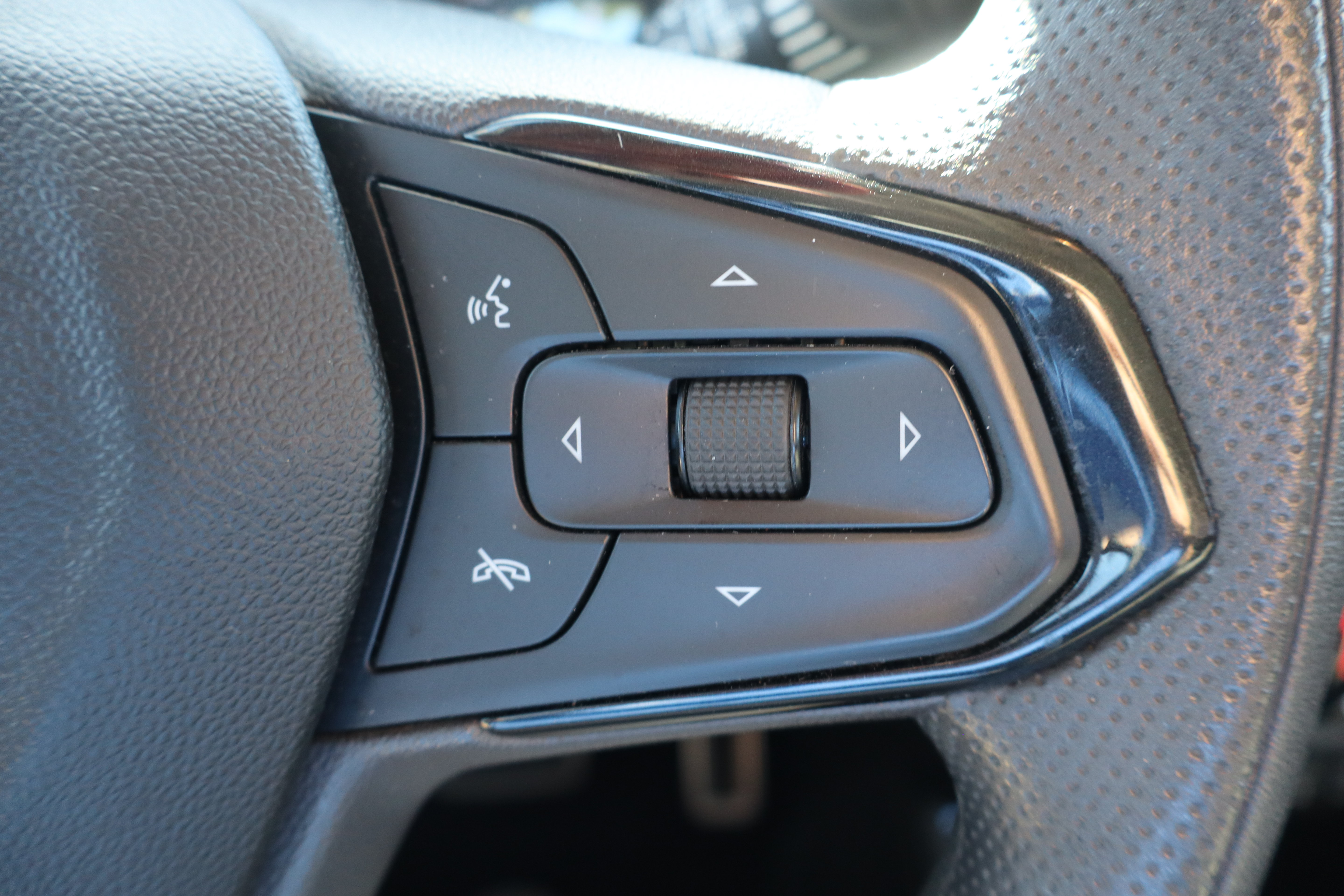 Used 2022 Chevrolet TrailBlazer LT w/ LPO, Blackout Package FWD image 17