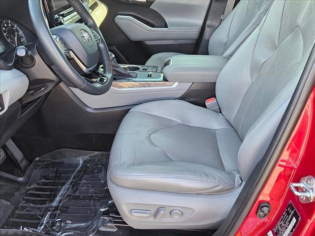Used 2020 Toyota Highlander Platinum image 16