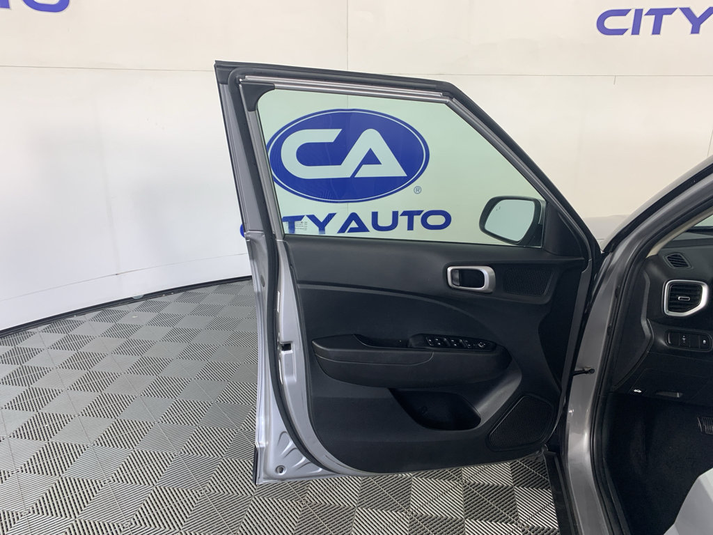 Used 2024 Hyundai Venue SEL FWD image 13