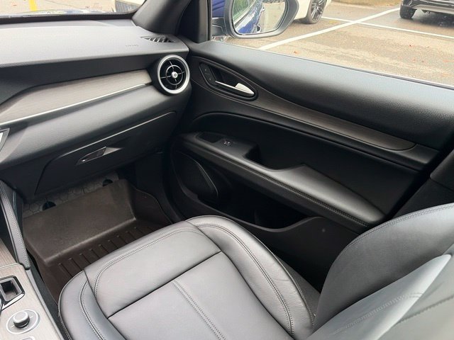 Used 2023 Alfa Romeo Stelvio Ti AWD/4WD image 46