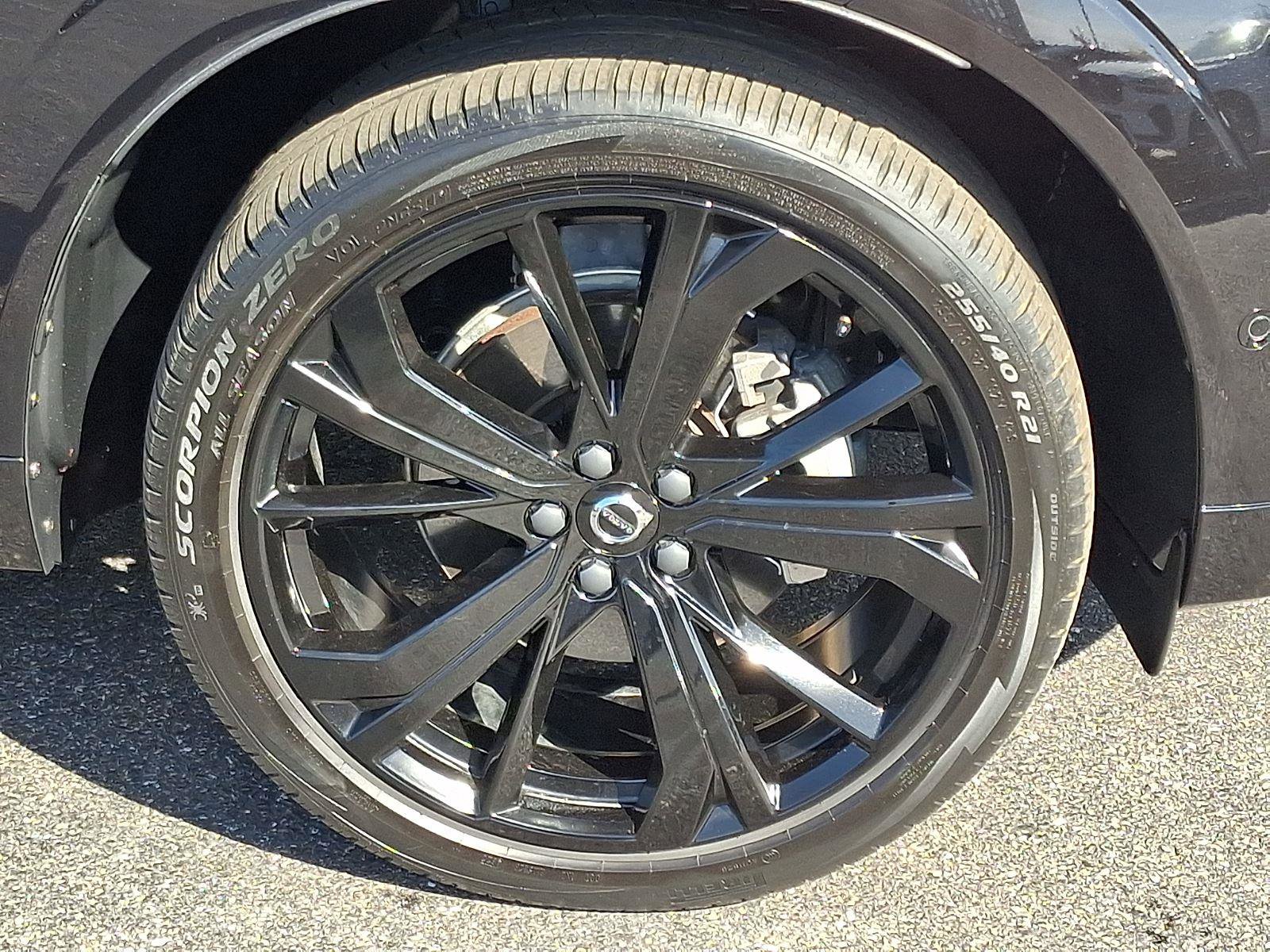 Certified 2024 Volvo XC60 B5 Ultimate w/ Climate Package AWD/4WD image 8