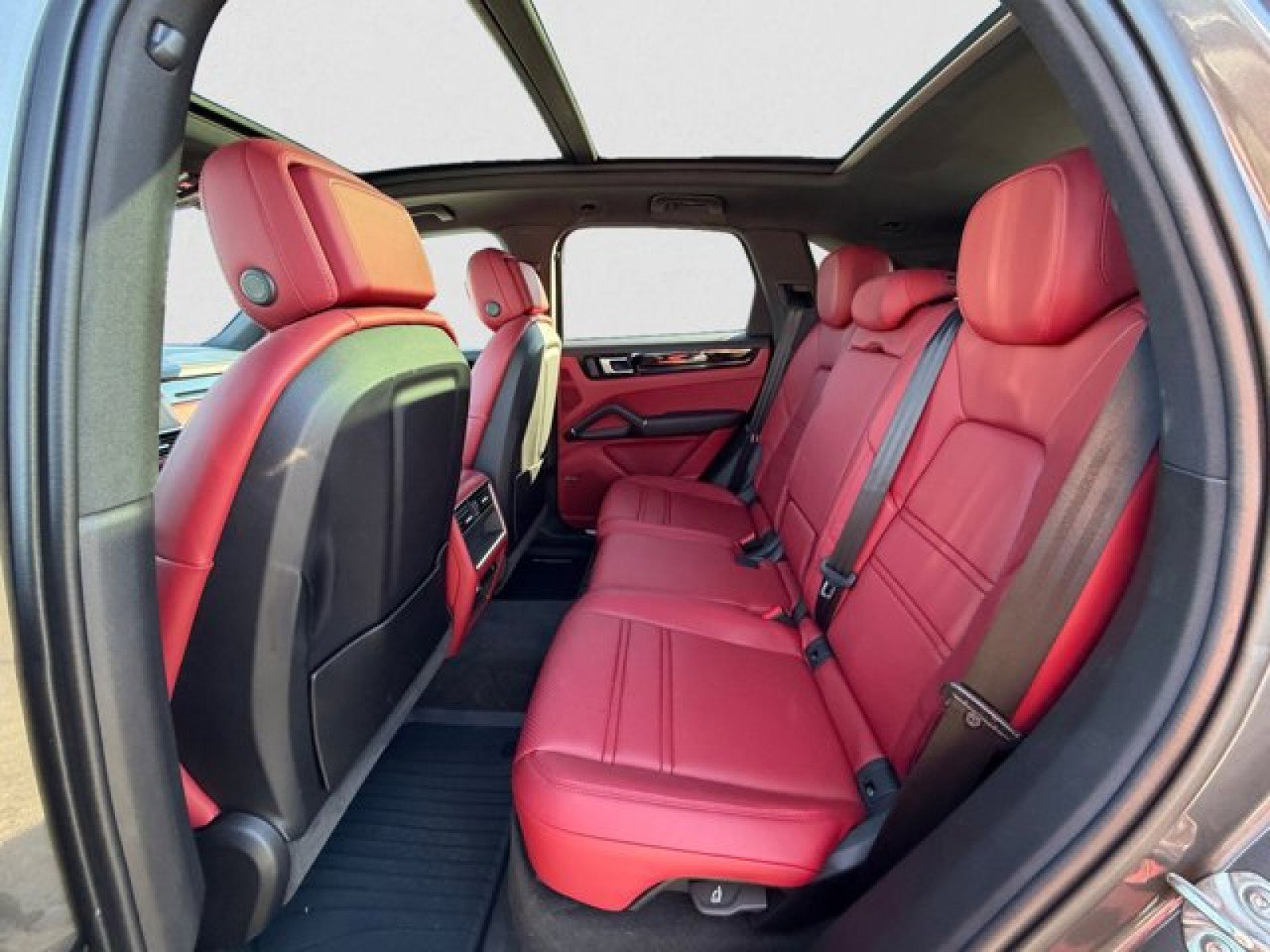 Used 2022 Porsche Cayenne AWD/4WD image 18