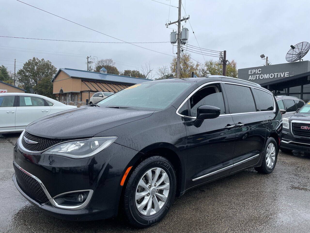 Used 2019 Chrysler Pacifica Touring-L FWD image 1