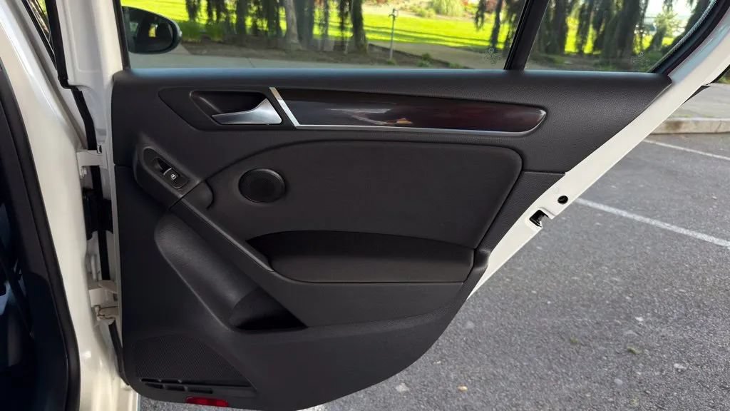Used 2011 Volkswagen GTI 4-Door FWD image 32
