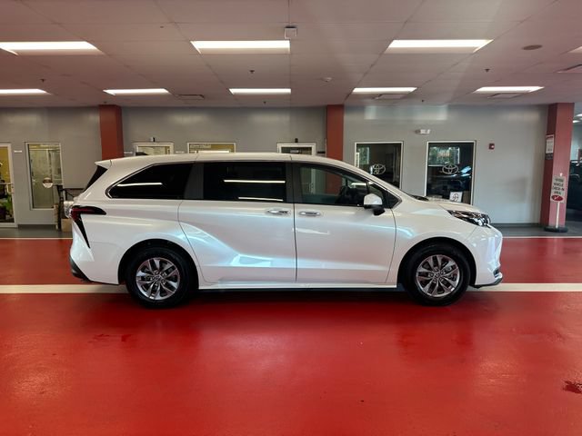 Certified 2025 Toyota Sienna XLE AWD/4WD image 3