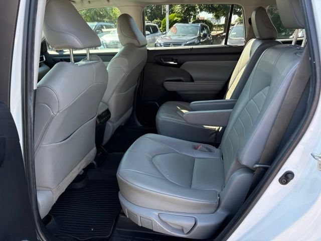 Used 2021 Toyota Highlander XLE AWD/4WD image 23