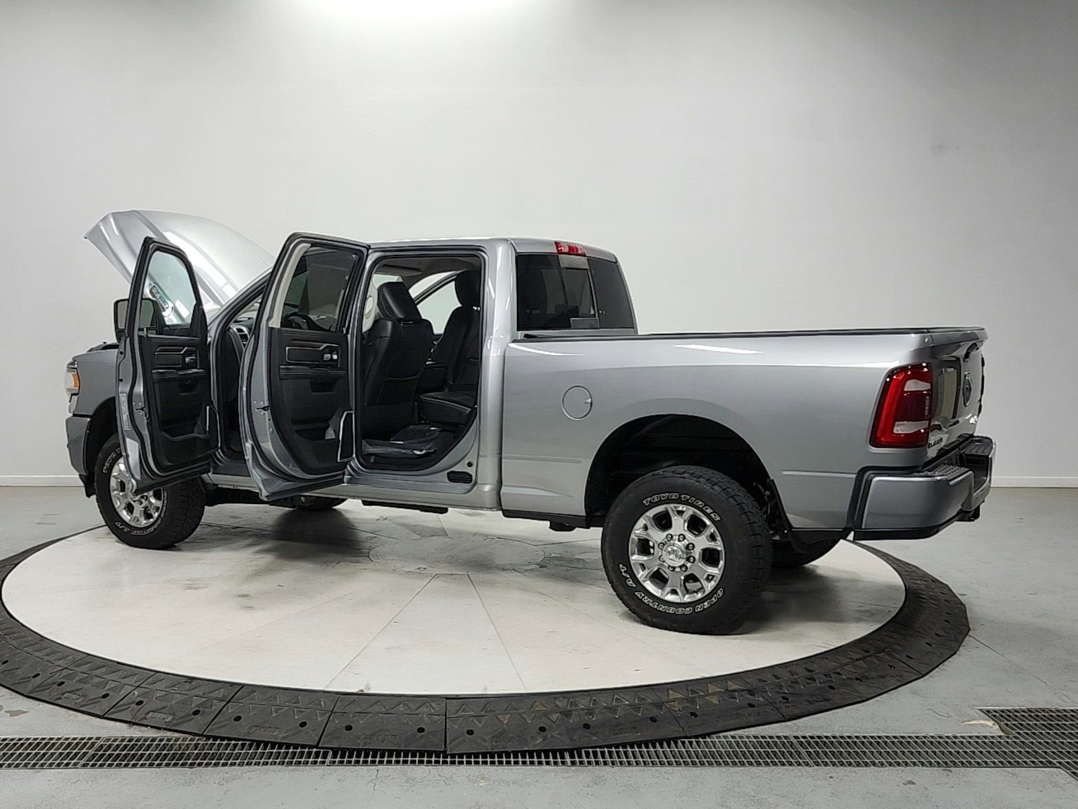 Used 2024 RAM 2500 Laramie AWD/4WD image 13