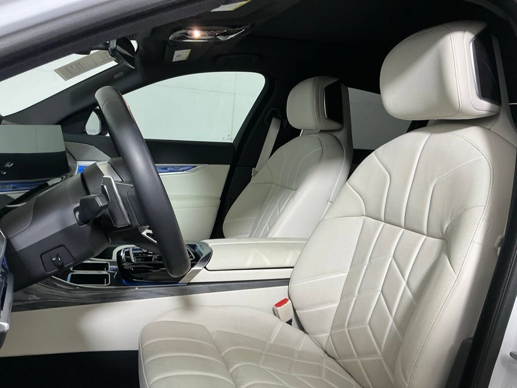 Certified 2025 BMW 760i xDrive w/ Luxury Rear Seating Package AWD/4WD image 20