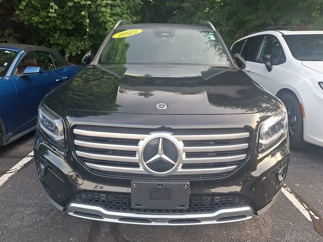 Used 2025 Mercedes-Benz GLB 250 4MATIC image 2