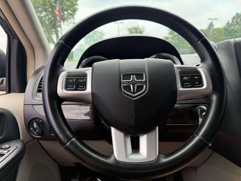 Used 2011 Dodge Grand Caravan Crew FWD image 17