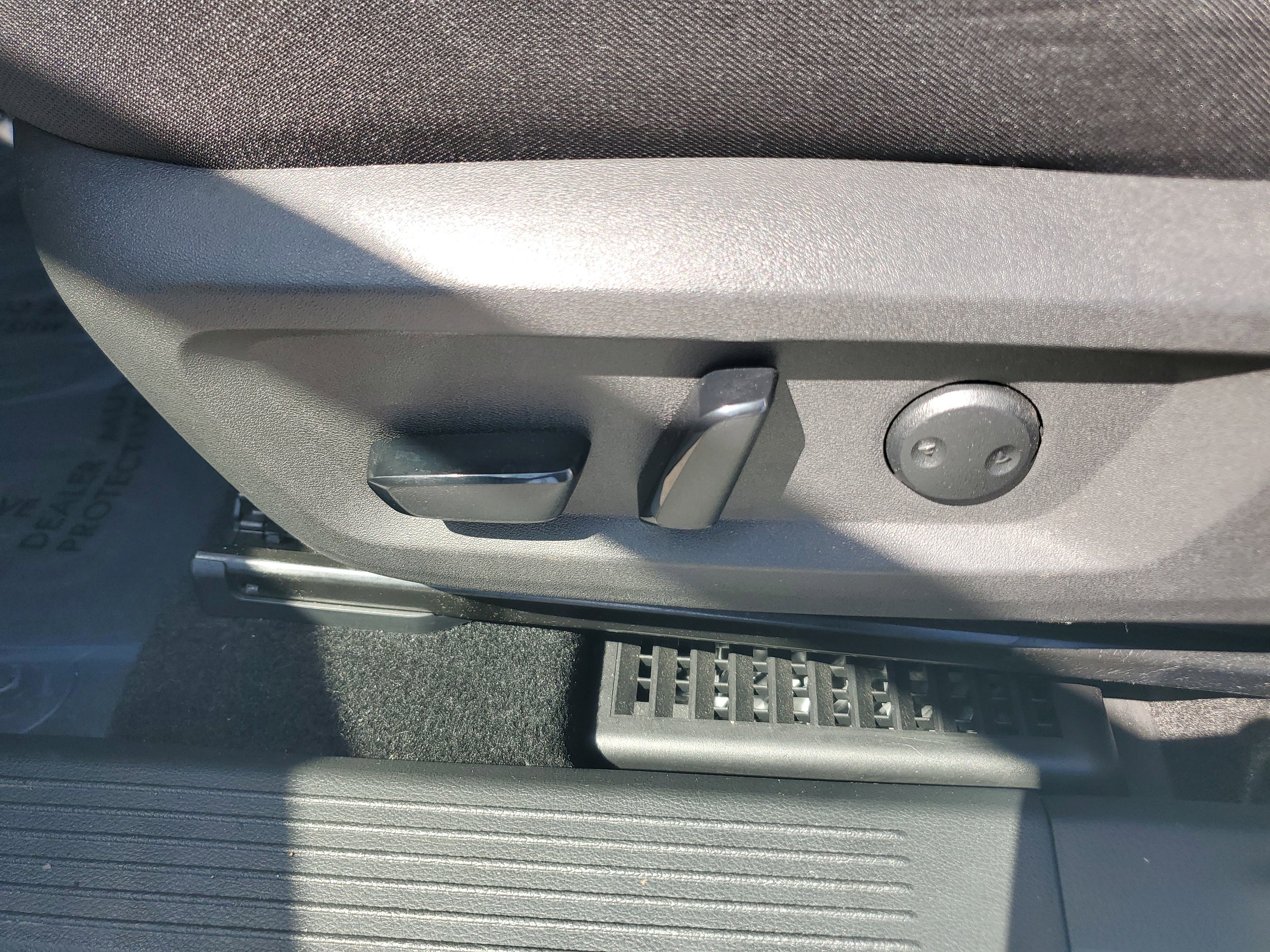 Used 2023 Nissan Rogue SV image 11