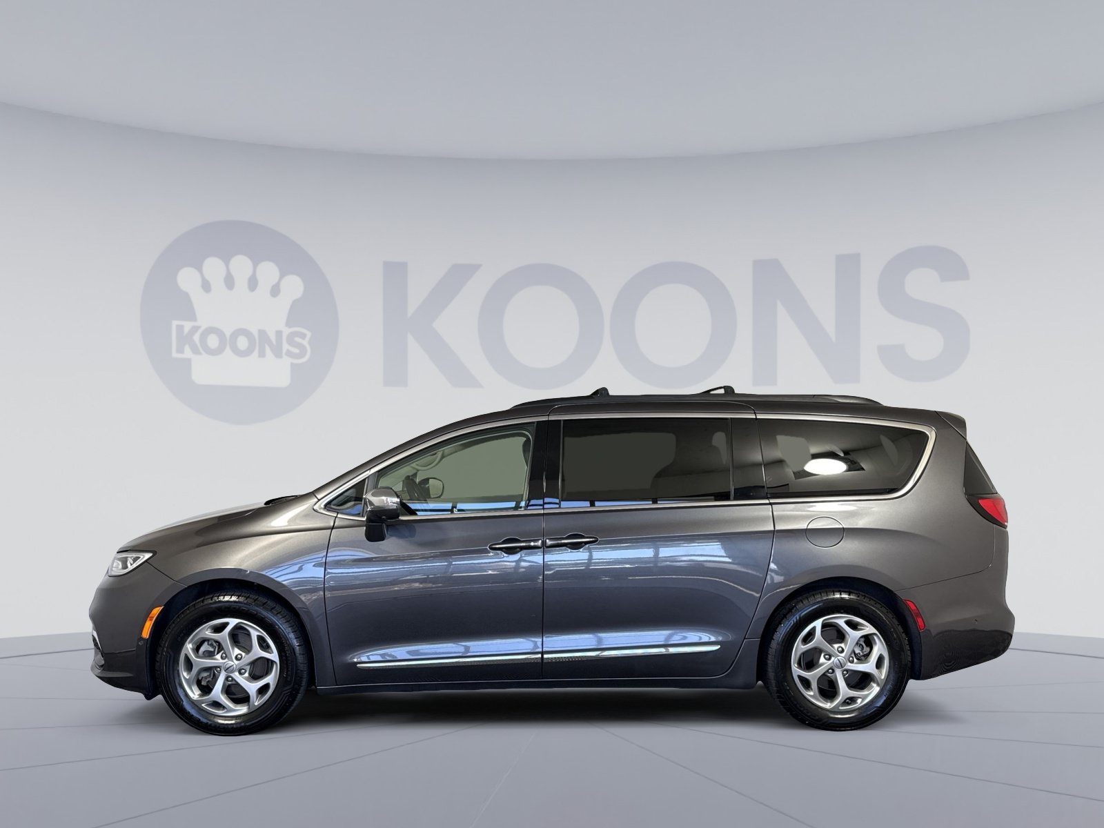Used 2022 Chrysler Pacifica Limited FWD image 2