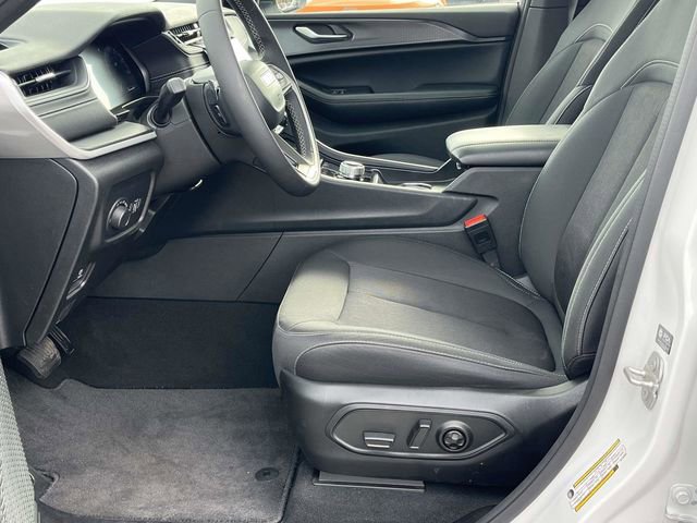Used 2024 Jeep Grand Cherokee Laredo X AWD/4WD image 13