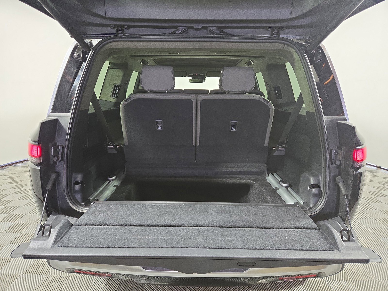 Used 2023 Rivian R1S Adventure AWD/4WD image 15