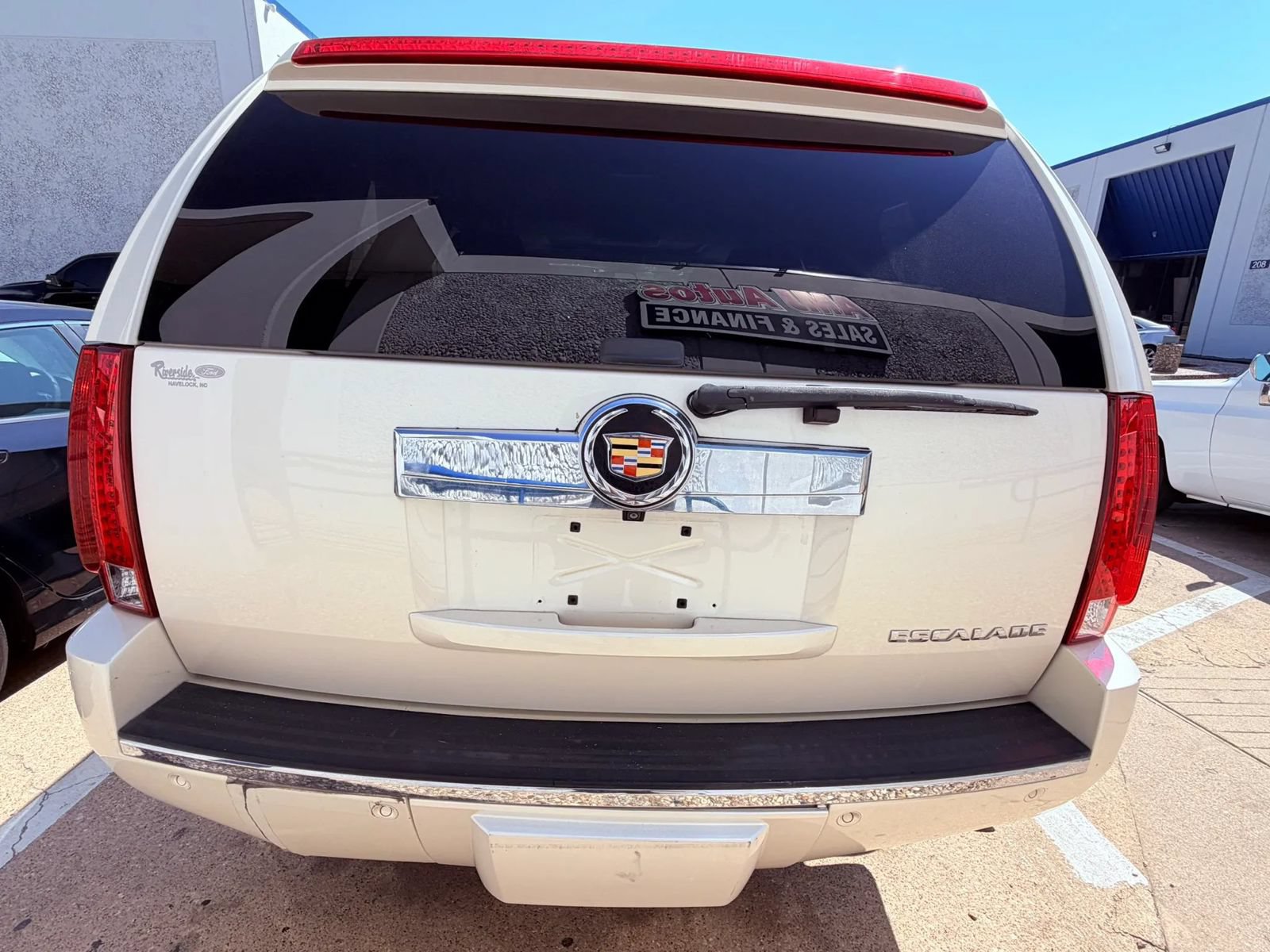 Used 2013 Cadillac Escalade Luxury RWD image 4