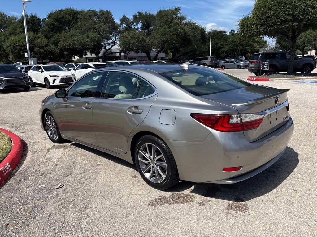 Used 2018 Lexus ES 300h w/ Luxury Package FWD image 3