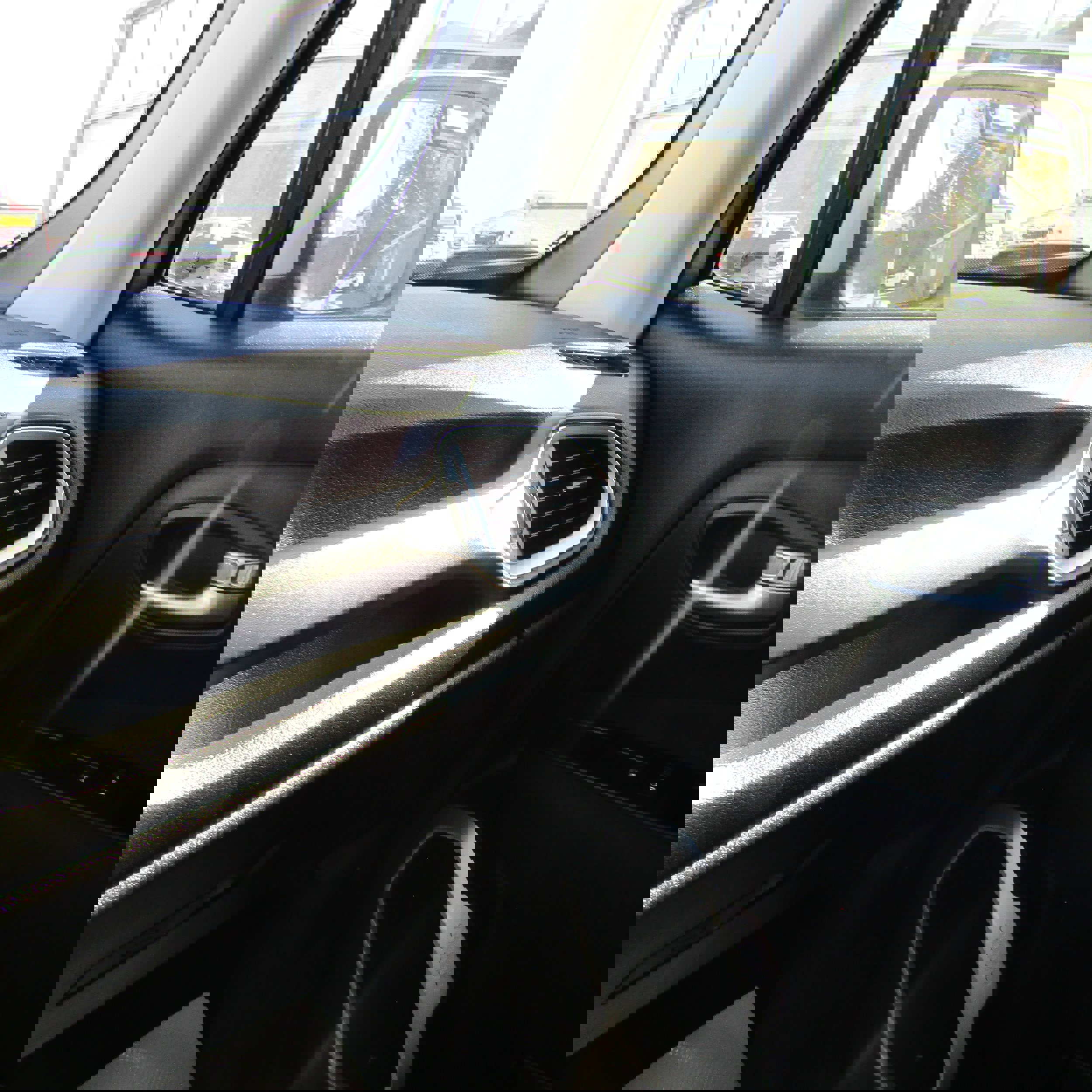 Used 2019 Jeep Renegade Latitude w/ UConnect 8.4 Nav Group image 23