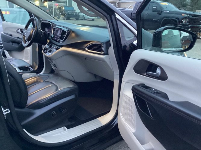 Used 2018 Chrysler Pacifica Touring-L Plus w/ Tire & Wheel Group image 9