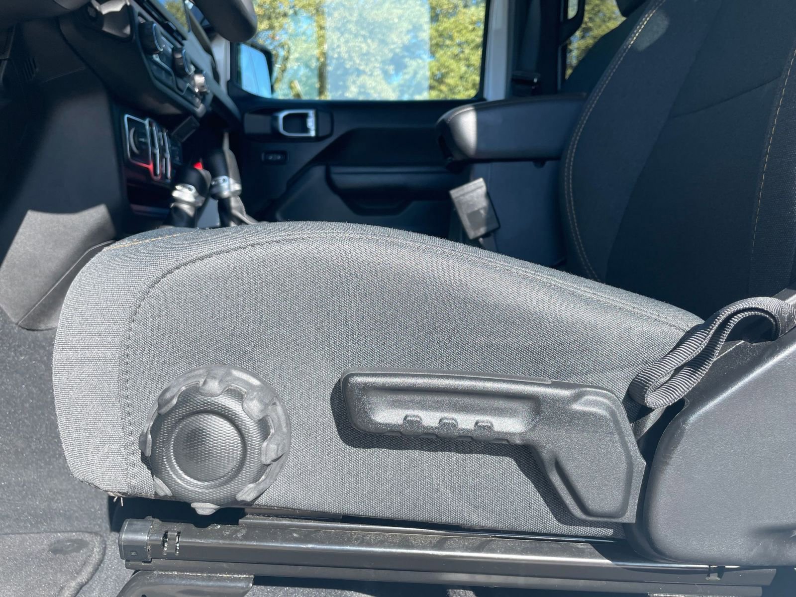 Used 2025 Jeep Wrangler Sport S image 23