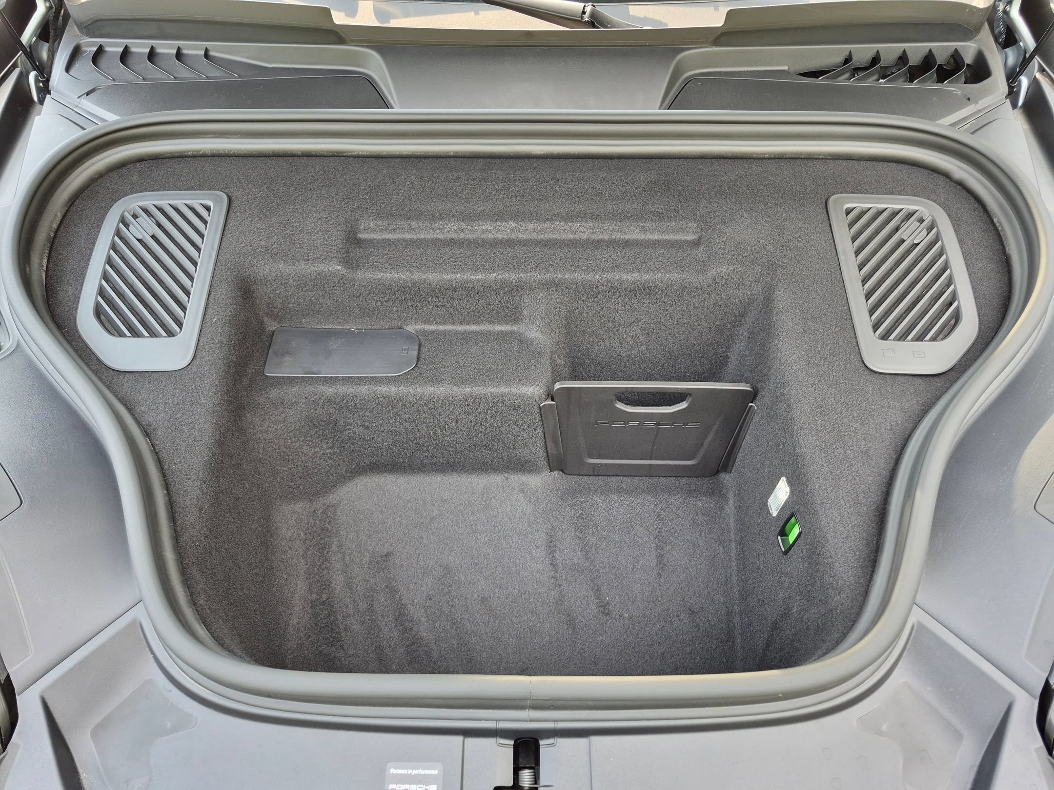 Certified 2025 Porsche Macan Electric RWD image 36