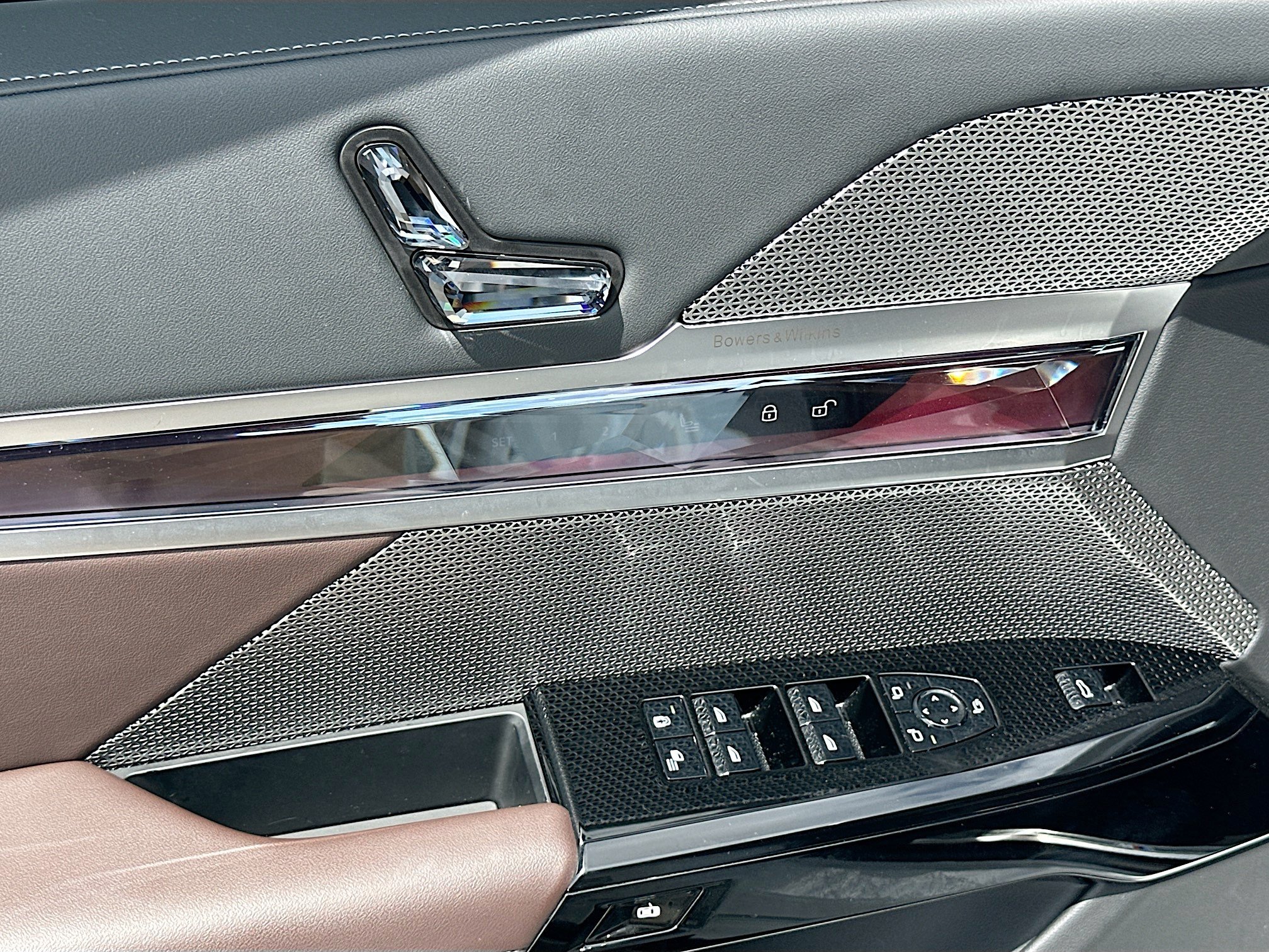 Certified 2025 BMW 740i w/ Premium Package RWD image 18