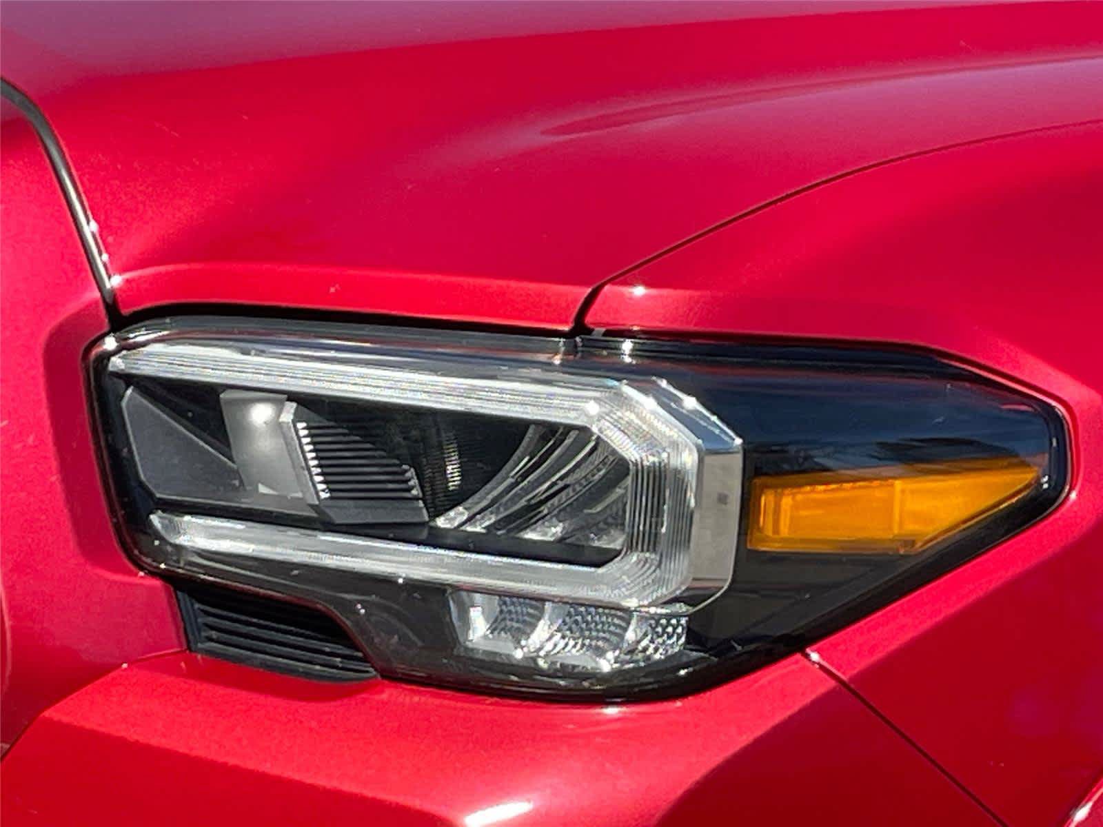 Used 2020 Toyota Tacoma TRD Sport w/ TRD Premium Sport Package AWD/4WD image 9