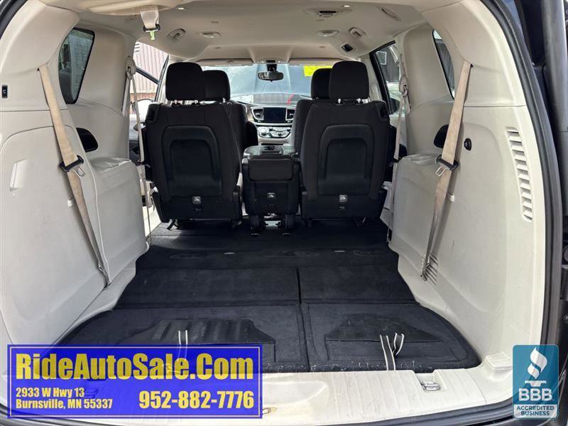 Used 2017 Chrysler Pacifica Touring w/ Tire & Wheel Group FWD image 39